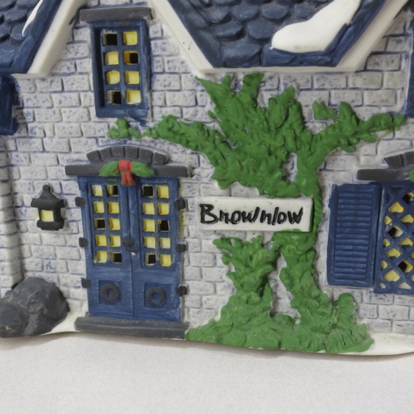 Department 56 Brownlow House Oliver Twist 55530 Christmas Dickens Village - Picture 2 of 6